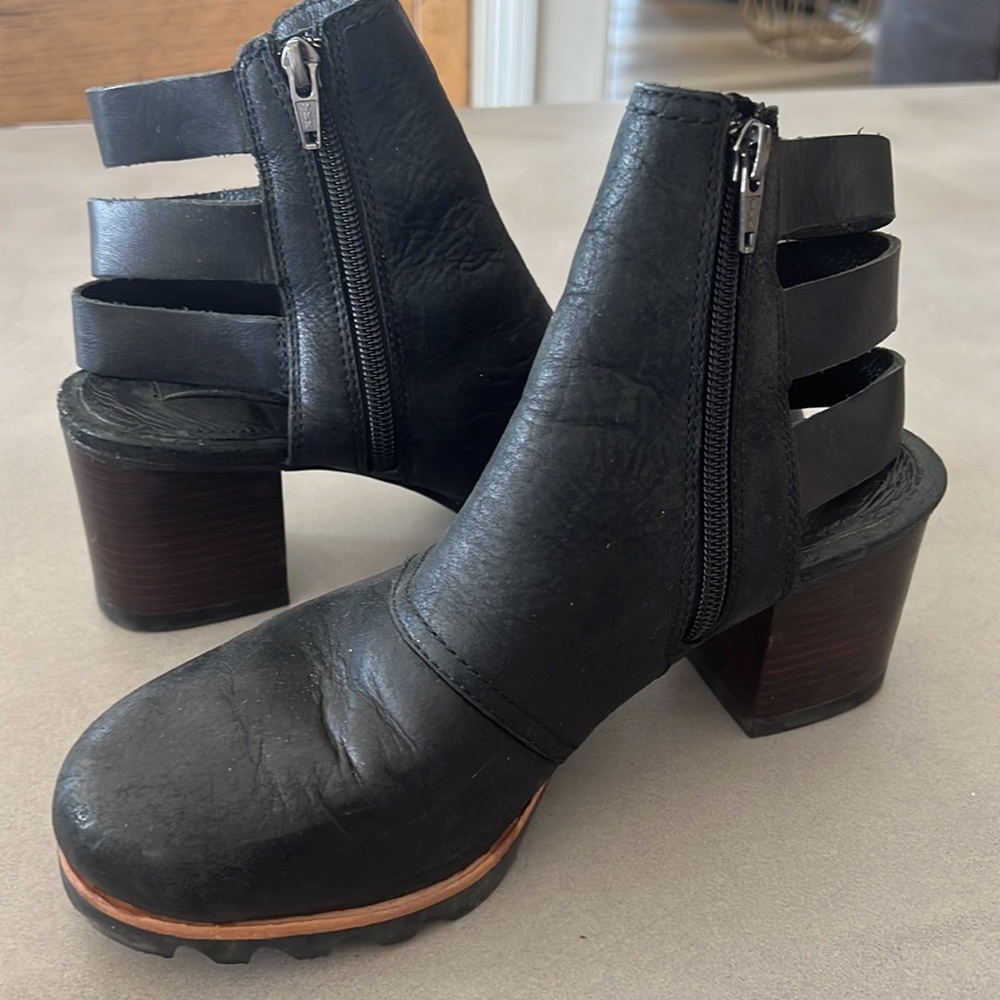 Gently worn someone’s Sorel zip up shoes in size 8 - Picture 3 of 7